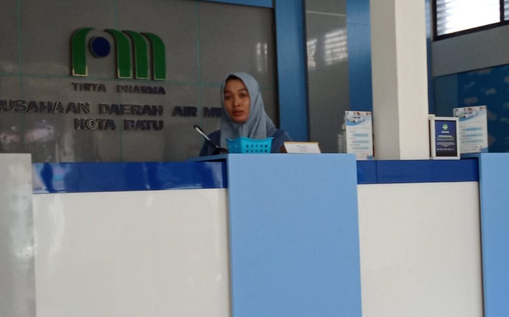 Akhir Tahun, Pelanggan Among Tirto Dapat Hadiah Kalender Cantik