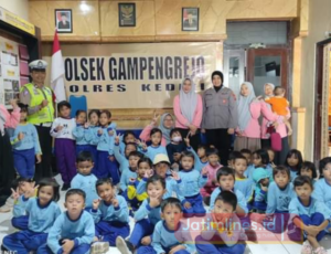 Kunjungan TK dan PAUD, Polsek Gampengrejo Kenalkan Tertib Berlalu Lintas dan Anti Bullying