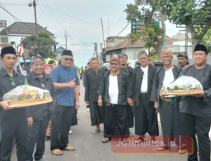 Pengunjung Haul Leluhur Sosok Legenda Bedah Kerawang Batu “Mbah Batu” Gelar Pengajian Akbar