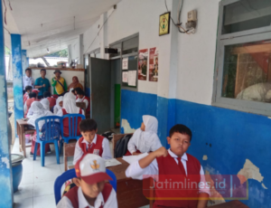 Tunggu Gedung Baru, Siswa SDN 4 Kedung Tetap Belajar di Teras
