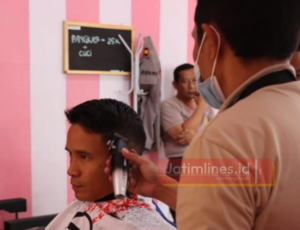 Usai Resmikan Barbershop di Area Mapolres Batu, AKBP Oskar Langsung Pangkas Rambut