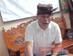Kades Tulungrejo yang Gemar Berburu Barang Antik