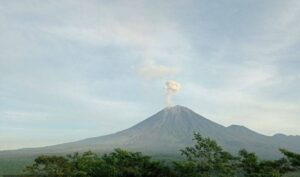 Gunung Semeru Erupsi Lagi, Keluarkan Abu Vulkanik 800 Meter