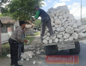 Aipda Samsul Arifin Bhabinkamtibmas Desa Grenden Ikut Membatu Truk Pencari Batu Kapur yang Ambrul