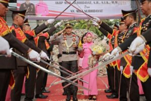 Tradisi Pedang Pora Warnai Serah Terima Kapolres Jember