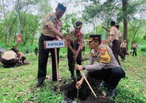 Wakili Kapolda Jatim, Kapolres Batu Bersama Forkopimda Tanam Ribuan Pohon Giat PSWK