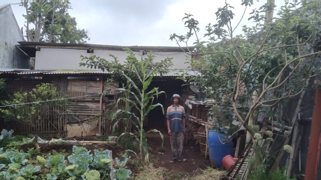 Melihat Potret Kemiskinan di Kota Batu, Pria ini Bertahan Hidup di Kandang Sapi