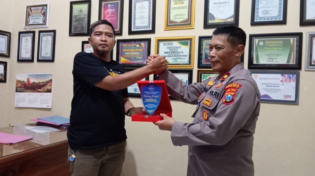 Kapolsek Mojoroto Kompol Mukhlason Dapat Penghargaan dari Perwakilan KGR