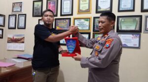 Kapolsek Mojoroto Kompol Mukhlason Dapat Penghargaan dari Perwakilan KGR