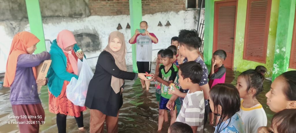 Helmi Peduli Korban Banjir Kedungringan, Turun ke Lokasi dan Berikan Susu Kepada Warga