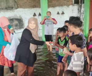 Helmi Peduli Korban Banjir Kedungringan, Turun ke Lokasi dan Berikan Susu Kepada Warga