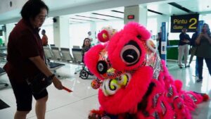 Meriahkan Imlek, Barongsai Atraksi di Bandara Adi Soemarmo