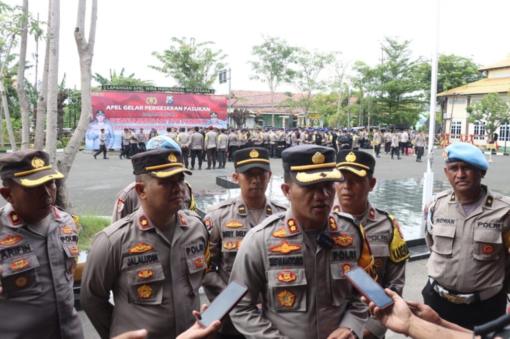 AKBP Siswantoro Pimpin Apel Pergeseran Pasukan BKO Polda Jatim Dalam Pengamanan TPS Pemilu di Kabupaten Sampang