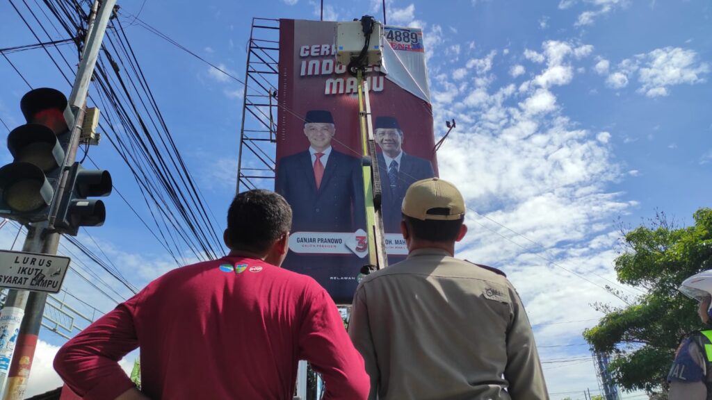 Tertibkan APK di hari tenang, Bawaslu Kabupaten Kediri Gunakan Mobil Crane, ini alasannya