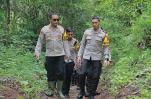Kapolres Jember Cek Langsung Lokasi TPS Terpencil, Dengan Mengendarai Jeep dan Jalan Kaki