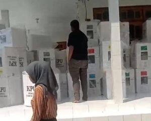 Kotak Suara Disimpan di Rumah Kades, Warga Protes
