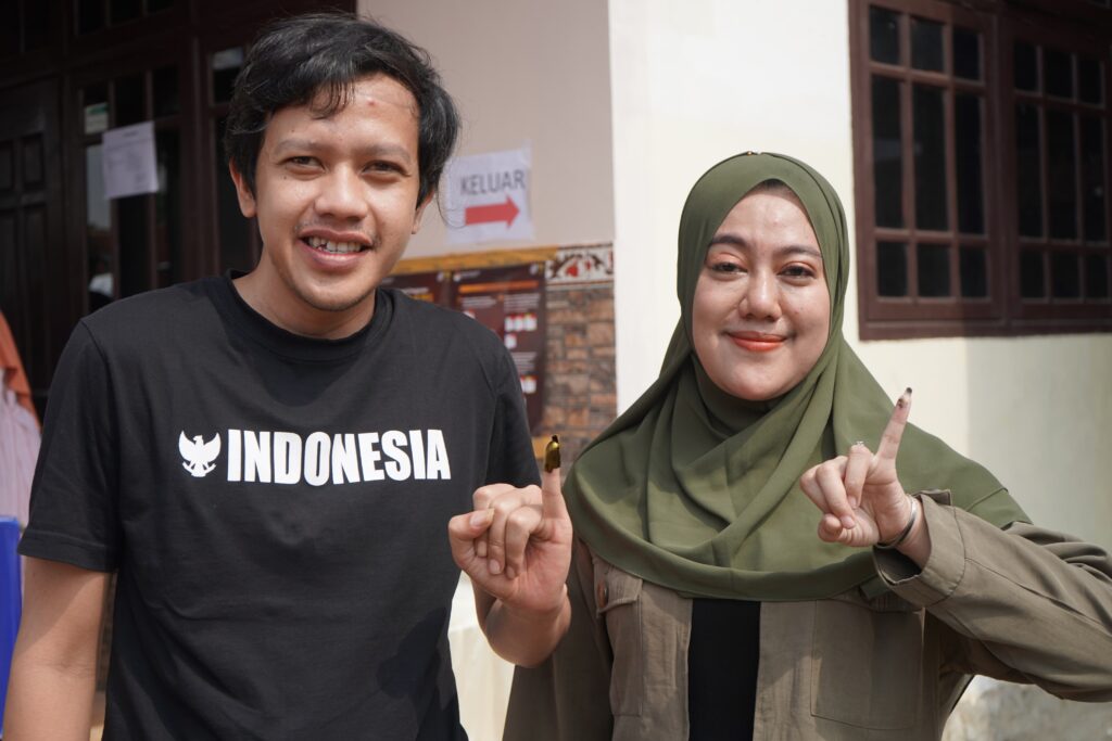 Wabup Trenggalek dan Istri Salurkan Hak Suara di TPS 14 Kedunglurah