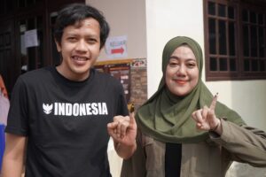 Wabup Trenggalek dan Istri Salurkan Hak Suara di TPS 14 Kedunglurah
