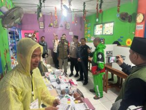 Unik Anggota KPPS 12 Pogar, Bangil Gunakan Jas Hujan
