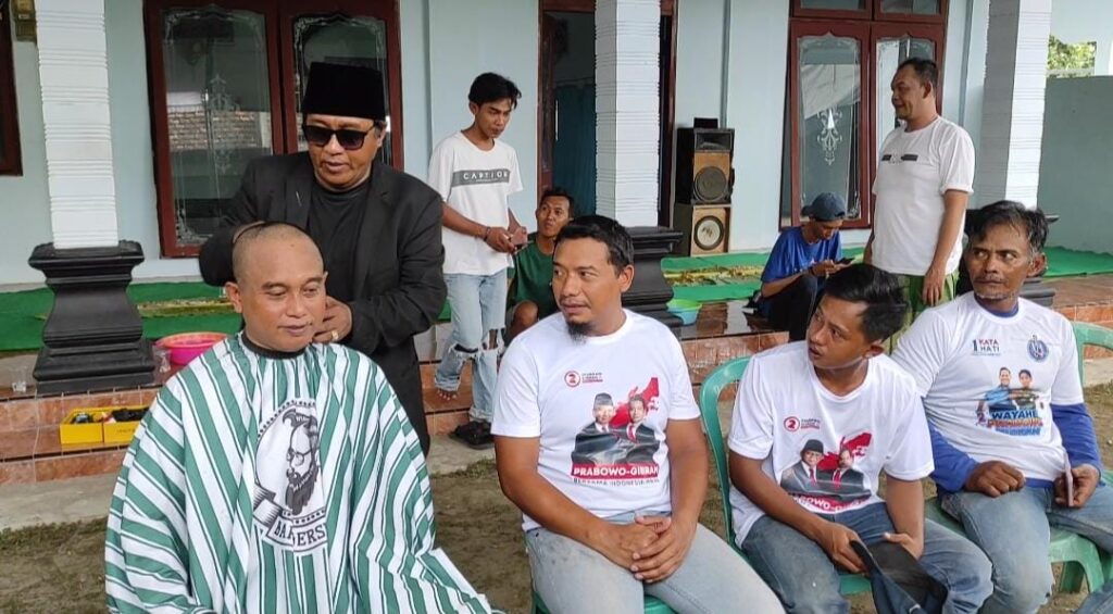 Puluhan Pendukung Prabowo Gibran Sujud Syukur dan Makan Bareng