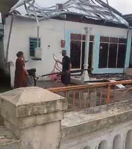 Akibat Angin Kencang Rusak Rumah dan Tumbangkan Pohon di Pandaan