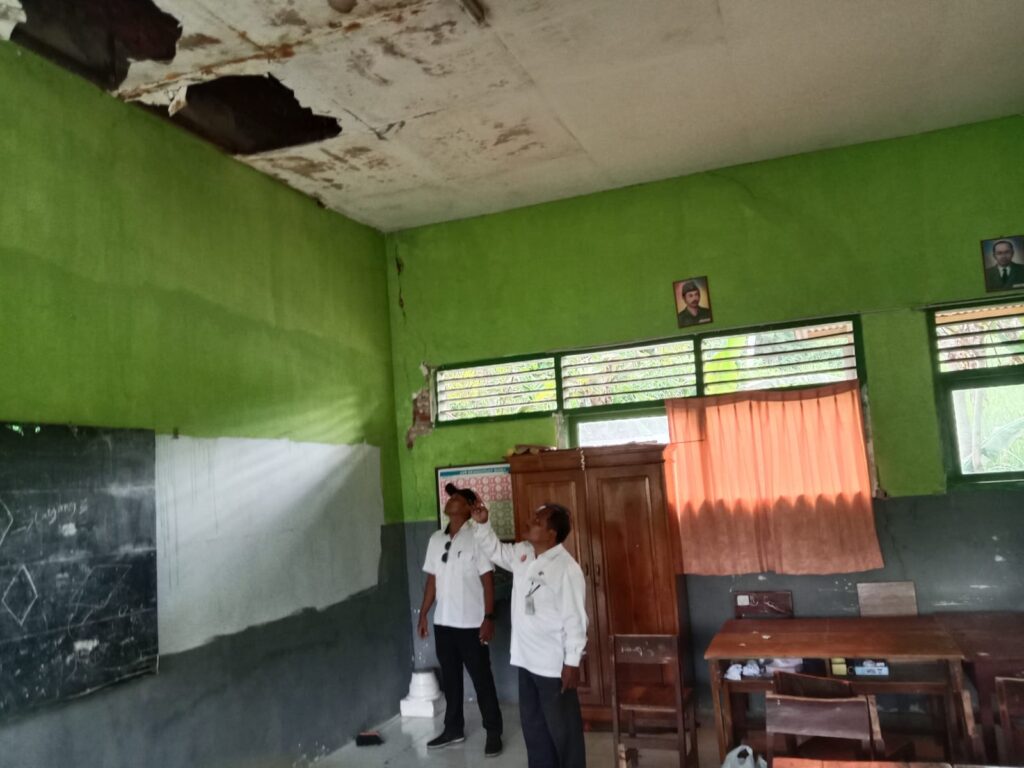 Gedung SDN 1 Tumpakrejo Rusak Parah, Guru Sering Diluruk Murid