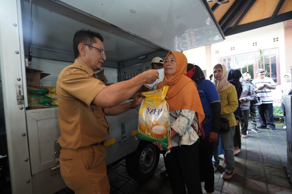 Pemerintah Kota Batu Sediakan 800 Paket Sembako Dalam Operasi Pasar di Kelurahan Ngaglik