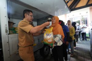 Pemerintah Kota Batu Sediakan 800 Paket Sembako Dalam Operasi Pasar di Kelurahan Ngaglik