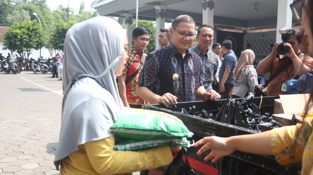 Hari Ketiga, Operasi Pasar Diserbu Masyarakat