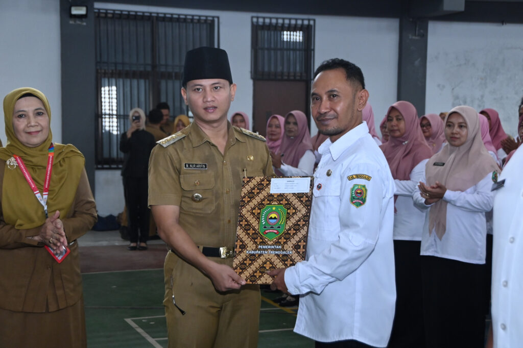 Mas Bupati Arifin Serahkan 546 SK Perpanjangan Kontrak PPPK Guru di Trenggalek