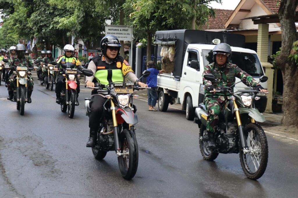 Gelar Patroli Sekala Besar, Aparat Gabungan TNI-Polri Targetkan Pemilu Di Trenggalek Kondusif