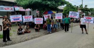 Warga Margourip Kediri Demo Tolak Truk Pasir