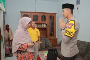 Kapolres Jember Serahkan Santunan untuk Keluarga Anggota KPPS yang Meninggal