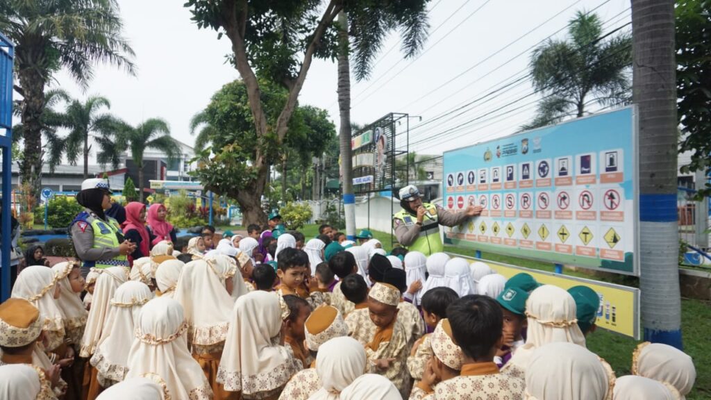 Operasi Keselamatan Semeru 2024, Satlantas Polres Malang Perkenalkan Rambu rambu Lalu lintas ke Siswa Usia Dini