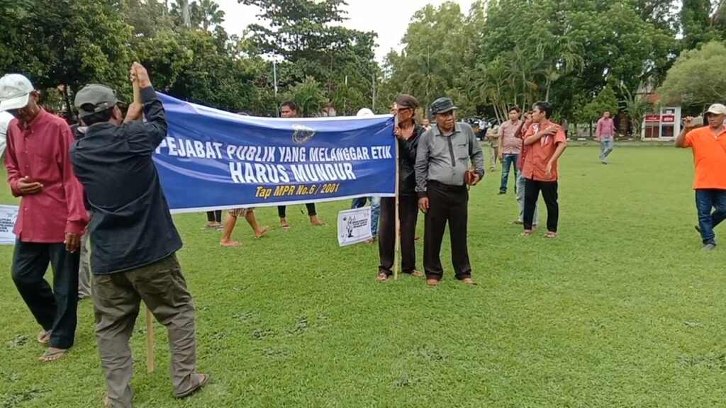 Sekda Tak Kunjung Mundur, Warga Kembali Demo Kantor Pemkab
