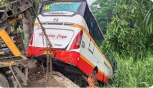 Diduga Sopir Ngantuk, Minibus Tabrak Bus Antar Kota Kediri