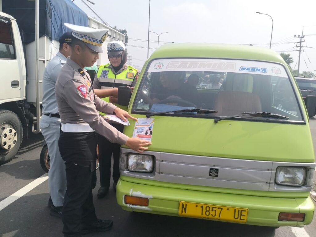 Satlantas Polres Malang dan Jasa Marga Bagikan Stiker Tertib Lalu Lintas
