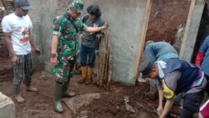 TNI Polri dan masyarakat Kompak Evakuasi Tanah Longsor di Bumiaji