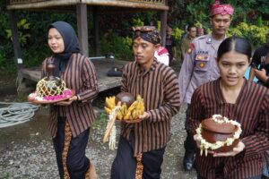 Kabupaten Kediri akan berusia 1220 pada 25 Maret 2024 ini. Tiga tahun belakangan Pemkab Kediri kearifan lokal dilestarikan secara serius. Salah satunya penyatuan air dari 7 sumber mata air.
