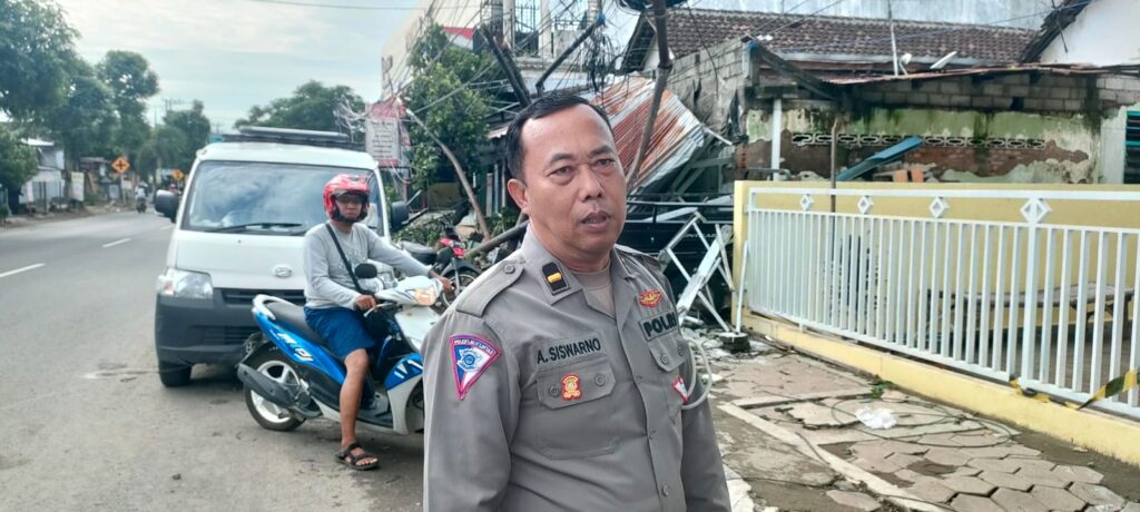 Bus Harapan Jaya Tabrak Pemotor di Mrican Kediri