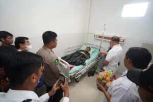 Pj. Wali Kota Batu Jenguk Korban Pohon Tumbang
