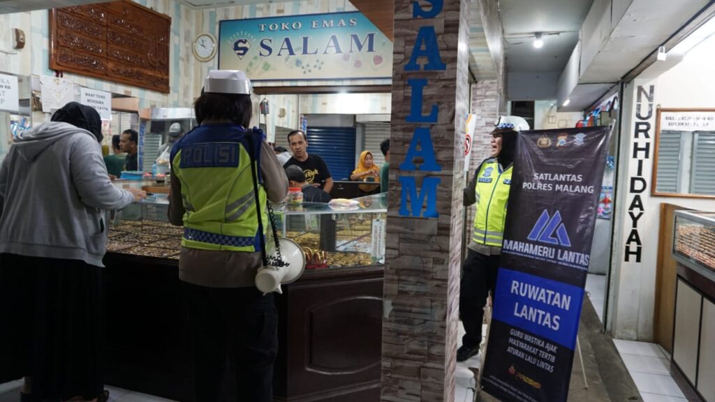 Polantas Polres Malang Blusukan ke Pasar Lawang Sosialisasikan Operasi Keselamatan Semeru 2024