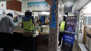 Polantas Polres Malang Blusukan ke Pasar Lawang Sosialisasikan Operasi Keselamatan Semeru 2024