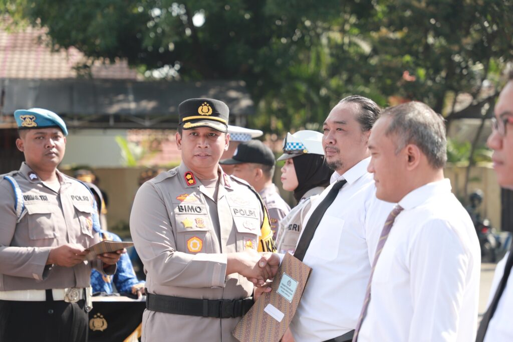 Berprestasi dan Berdedikasi Tinggi, Puluhan Personel Polres Kediri Terima Penghargaan