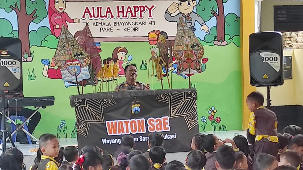 Cegah bullying di lingkungan sekolah, Kapolsek Pare Kapolsek Pare Mendalang Dihadapan Murid TK Dengan Tema Ramadhan.