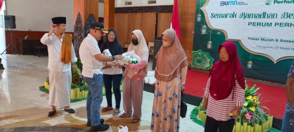 Perhutani Kediri gelar Semarak Ramadhan Berkah dengan menyediakan 1000 paket sembako murah