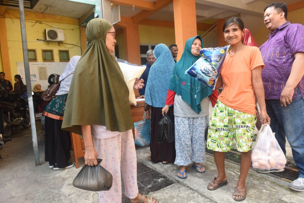 PJ Wali Kota Kediri Lihat Langsung Animo Masyarakat Untuk Belanja di OPM Hari Terakhir