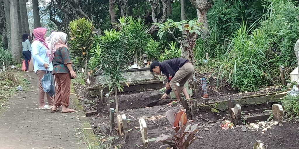 Tradisi Nyekar Jelang Ramadan Terus Bertahan