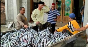 Takmir Masjid Al-Mubarok Bagikan Sembako ke Warga