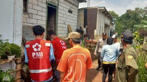 Hidup Prasejahtera, Sampai Makamkan Ayahnya di Kamar